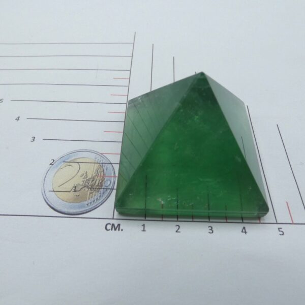 Piramide in fluorite gflpy01 1