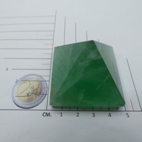 Piramide in fluorite gflpy03 1