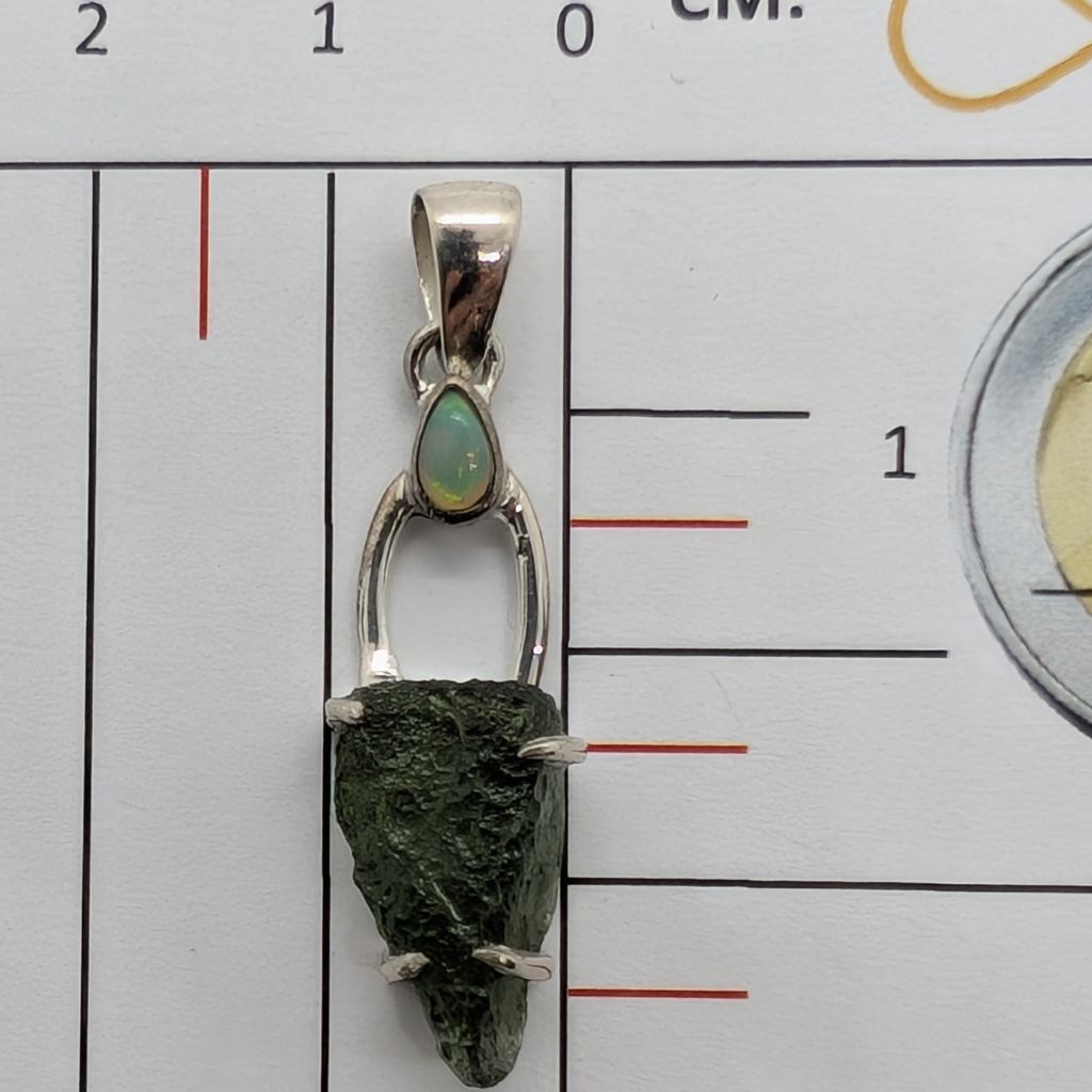 Pendente in moldavite a forma irregolare MOLP01 3 Pendente in moldavite a forma irregolare