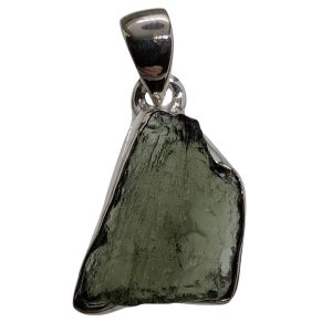 Pendente in moldavite a forma irregolare