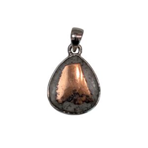Pendente in agata rame e argento sterling 925 a forma di goccia.